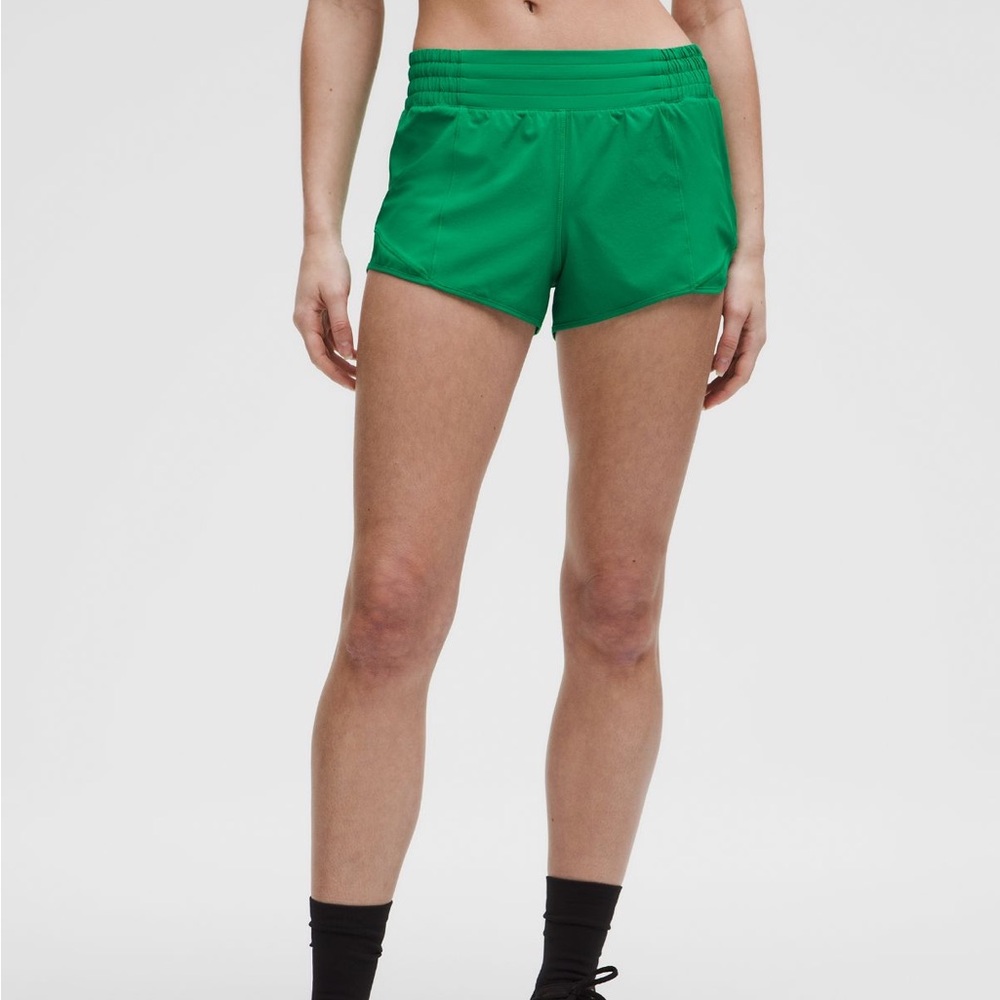 Lululemon Hotty Hot Short *High-Rise 2.5 inch raceway green. NWT